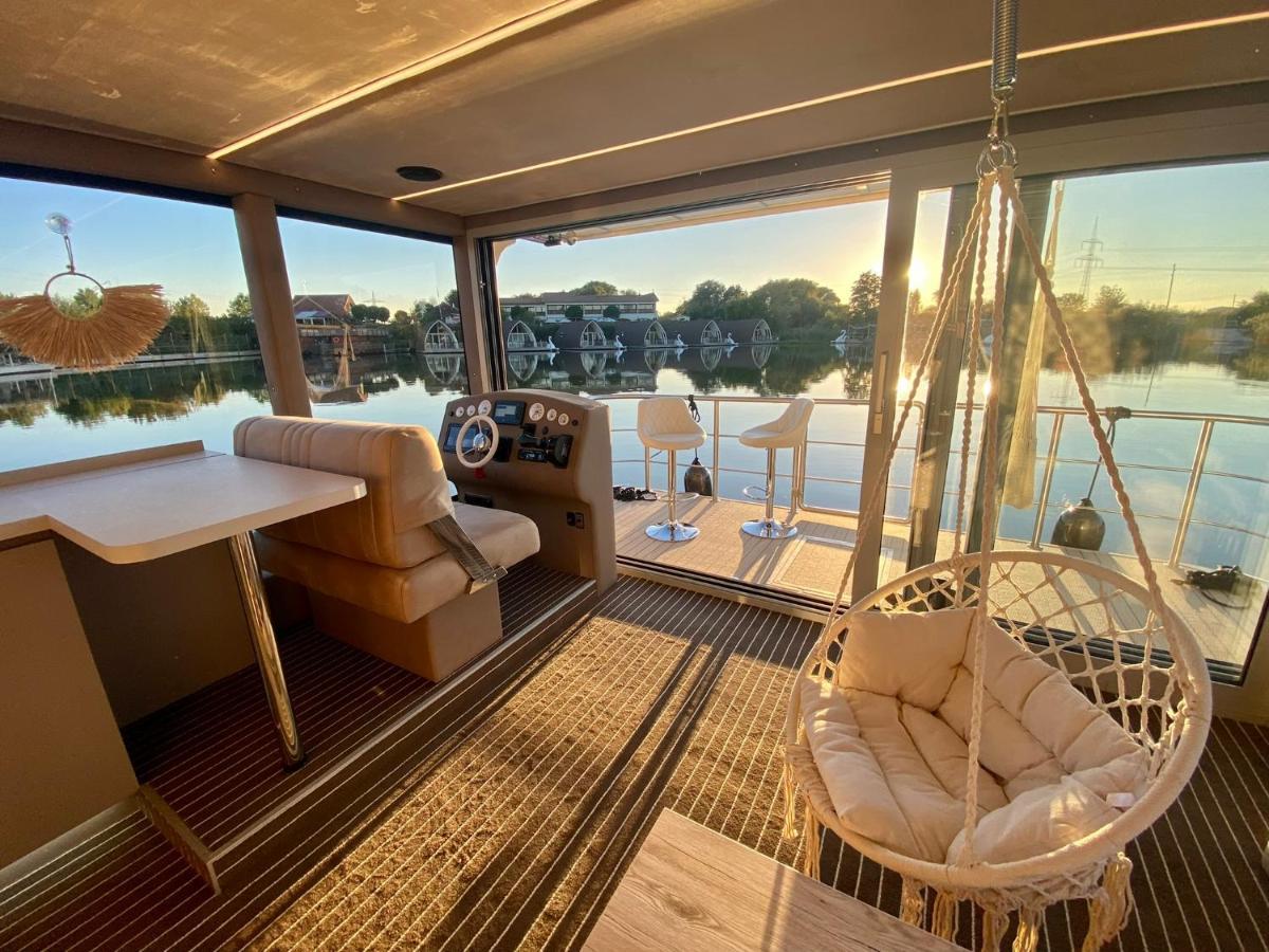 Lieblingsplatz Parey - Schwimmendes Hausboot Hotel Bagian luar foto