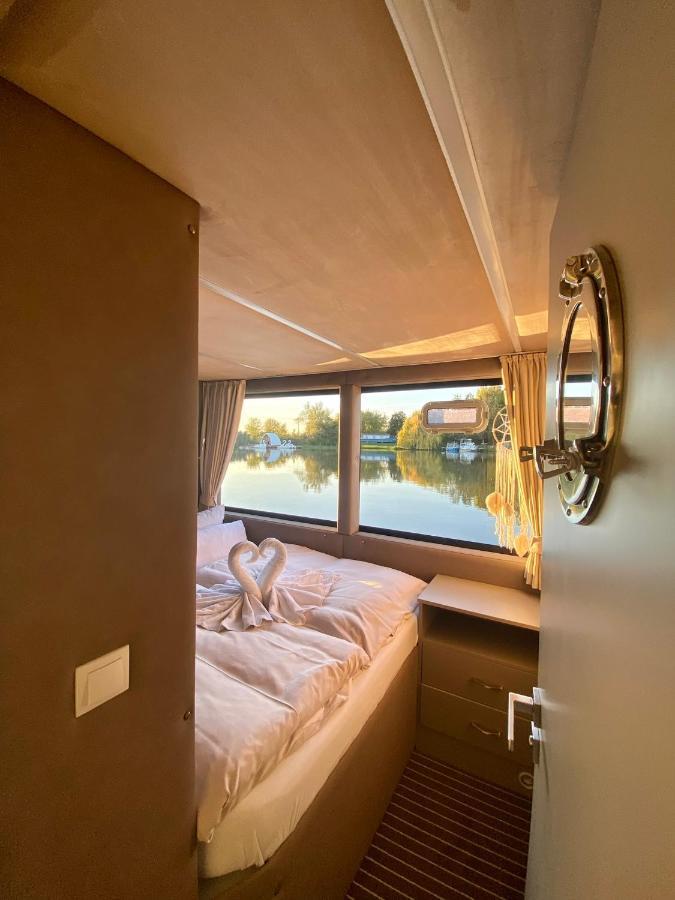 Lieblingsplatz Parey - Schwimmendes Hausboot Hotel Bagian luar foto
